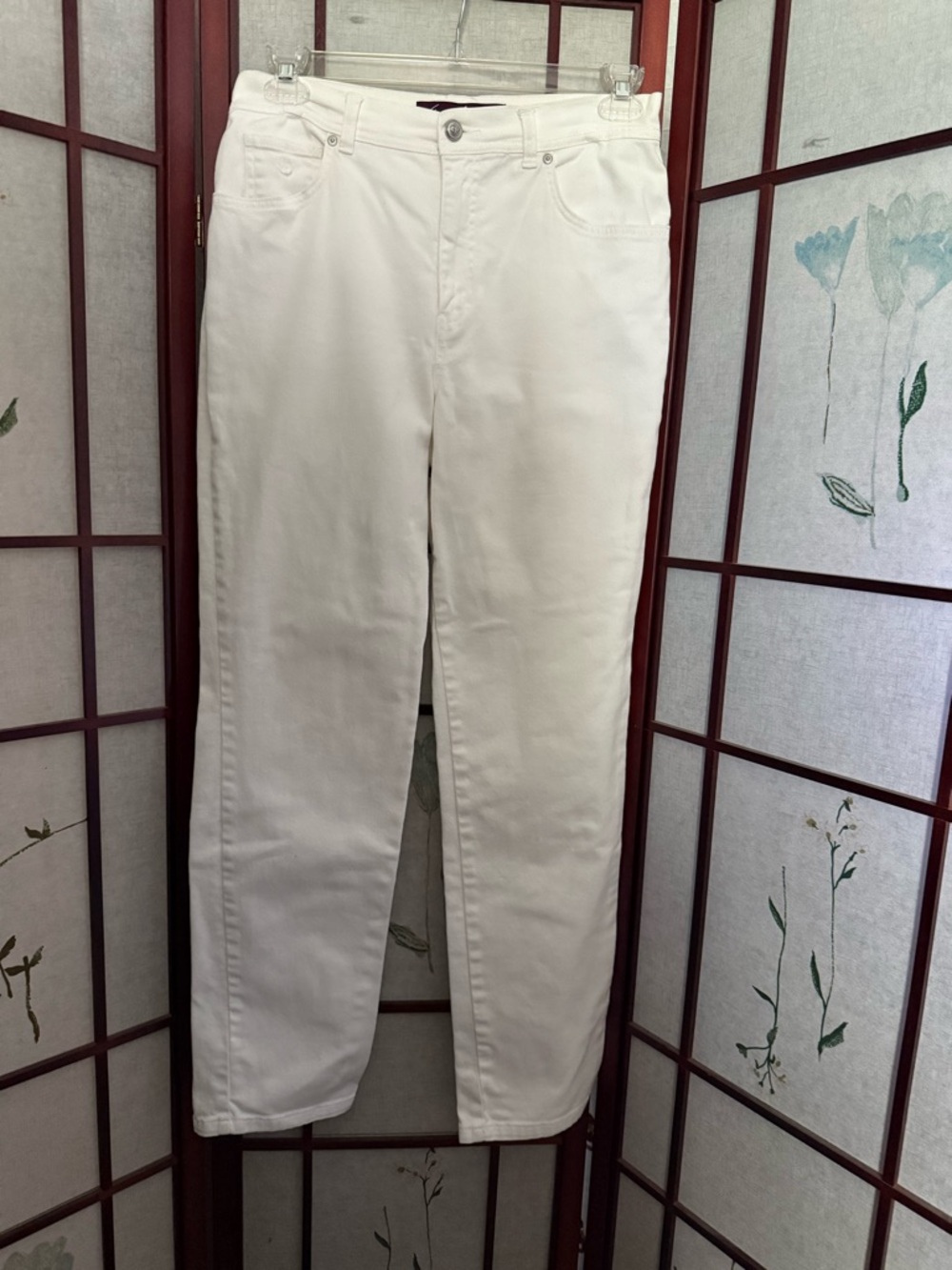 Gloria Vanderbilt White Jeans with Purple Name Patch